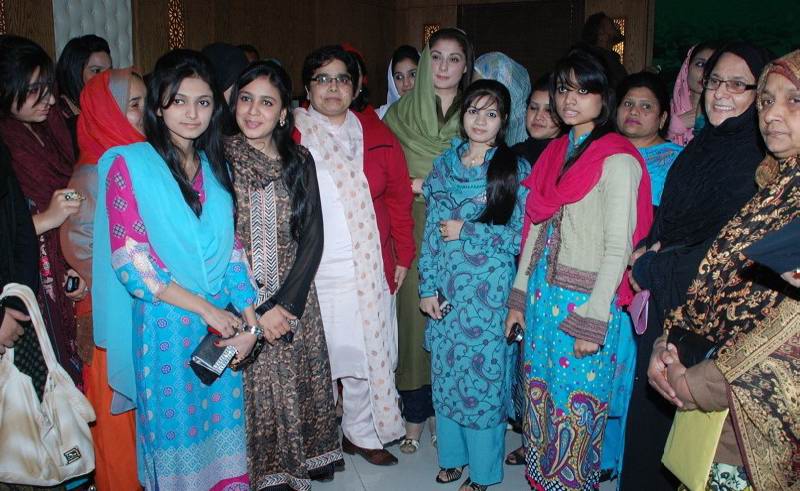  - Lahore-Jan-30PMLN-central-leader-Maryam-Nawaz-sharif-addressing-posing-for-a-group-photo-with-participant-of-international-session-with-Youth-coordinator-of-Nawaz-Tigers